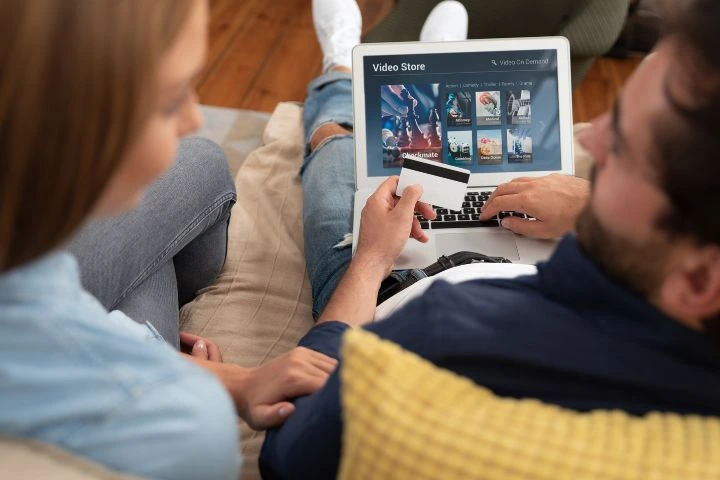 چرا خرید اشتراکهای دیجیتال بهطور قانونی به نفع شماست؟